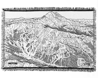 Könnte beinhalten: Schwarz-weiß gewebte Wandteppich mit einer detaillierten Luftaufnahme des Skigebiets Crystal Mountain. Der Wandteppich zeigt die Pisten, Wege und die umliegende Landschaft des Berges.