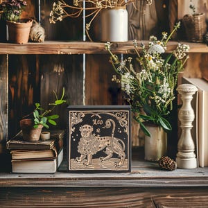 Leo Zodiac gegraveerd berkenhouten paneel | Muurkunst blokafdrukstijl, illustratie astrologieteken, astrologisch decorcadeau