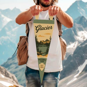 Pennant in feltro del Glacier National Park / Poster in stile vintage. Tipografia vintage, bandiera del Montana, decorazione da parete per la casa. Regalo fatto a mano dagli USA