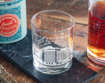 Copas grabadas con el horizonte de Colorado Springs, Colorado / Cristalería con orgullo local, artículos de bar para vino y cerveza Whiskey Rocks, regalo especial para viajes