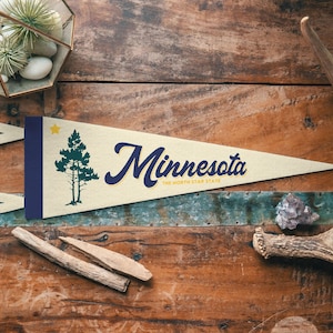 Banderín de fieltro de Minnesota / Póster del Estado de la Estrella del Norte. Tipografía vintage de pino noruego y banderín de la bandera de la estrella, decoración para el hogar. Hecho a mano en EE. UU.