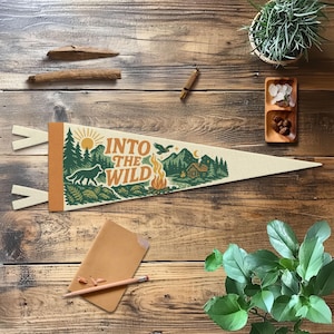 Banderín de fieltro "Into the Wild" / Decoración de cabaña en el bosque, pancarta de pared de aventuras, letrero natural con temática de senderismo, arte rústico de cabaña, regalo para amantes de las actividades al aire libre