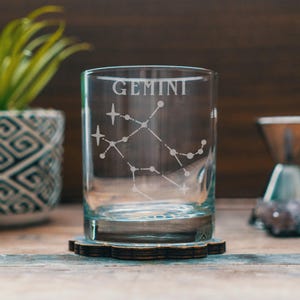 Grawerowane szklanki z symbolem znaku zodiaku Bliźnięta | Spersonalizowane szklanki z konstelacją astrologiczną do piwa, whisky, wina i koktajli, wystrój domu i prezenty