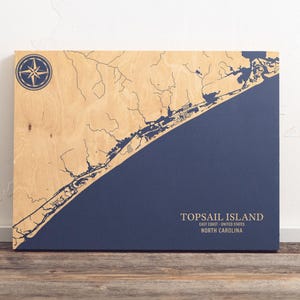Topsail Island Karte | "Graviertes hölzernes Küstenkarten-Wand-Kunst-Zeichen, Strand-Wohnkultur-nautischer Druck, personifiziertes Familiengeschenk."