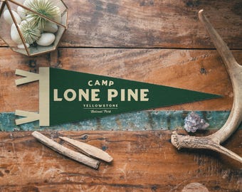 Fanion en feutre personnalisé pour le nom du camp du patrimoine | Drapeau de bannière personnalisé de style vintage audacieux, art mural de camp et de cabane, cadeau de décoration d'intérieur classique