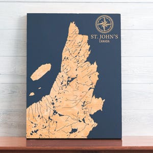St. John's, Canada : carte | Enseigne d'art mural en bois gravé, carte côtière, impression nautique, cadeau de famille personnalisé unique