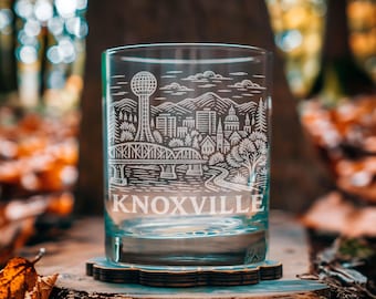 Peut inclure: Un verre transparent orné d'une gravure blanche représentant la ligne d'horizon de la ville de Knoxville, incluant la Sunsphere, un pont et des arbres. Le mot KNOXVILLE est inscrit en lettres capitales blanches en bas.