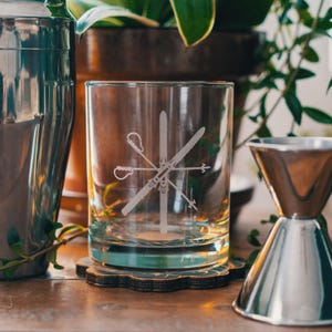Lunettes de ski vintage | Verres personnalisés gravés à l&#39;acide pour la bière, le whisky, le vin et les cocktails.  Cadeau skieur et hiver. Décoration de maison de chalet de montagne.