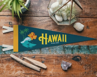 Poster dello stendardo di stato Hawaii Felt Pennant / Aloha Spirit. Decorazione per la casa con stendardo bandiera tipografica vintage. Fatto a mano negli Stati Uniti