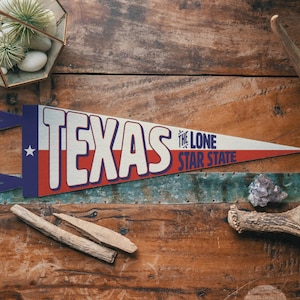Banderín de fieltro de Texas / Póster con la bandera del estado de la estrella solitaria. Banderín con tipografía vintage del orgullo estatal para decoración del hogar. Regalo tejano fabricado en EE. UU.