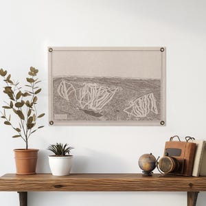 Póster de fieltro con mapa de montaña de Virginia Occidental con raquetas de nieve. Regalo de arte mural vintage de montaña con esquí y snowboard. Banderín de bandera para decoración del hogar. Hecho a mano en EE. UU.