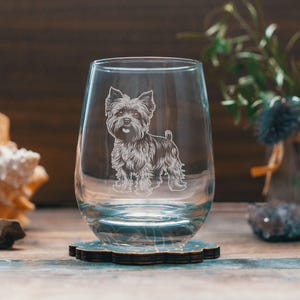 Yorkshire Terrier kundengerechte Hundebrille | Der Name Ihres Hundes Personalisierte gravierte Glaswaren für Bier, Whisky, Wein und Getränke. Haustier Geschenk.