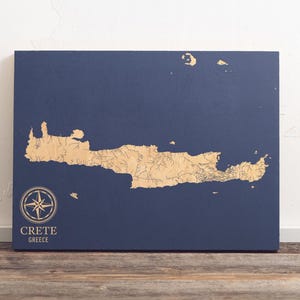 Crete, Griechenland Karte | "Graviertes Holz Küstenkarte Wand Kunst Schild, Strandhaus Wohnkultur, einzigartiges personalisiertes Familiengeschenk, nautischer griechischer Druck."