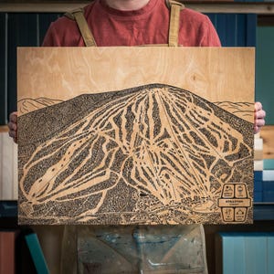 Mid Century Karte | Gravierte Holz Wand Kunst, Winter Sport Cabin Dekor, Snowboard Berg Weg Poster, personalisierte Geschenk für die Familie