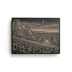 Puede incluir: Grabado en madera en blanco y negro de un concierto en un anfiteatro al aire libre. La imagen muestra una gran multitud frente a un escenario, con una formación rocosa al fondo. Una luna creciente y estrellas en el cielo nocturno.