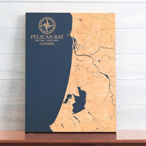 Pelican Bay, Kalifornien Karte | "Graviertes Holz Küsten Kunst Schild, Strandhaus Wohnkultur Wandbehang, nautischer Druck, einzigartiges personalisiertes Geschenk."