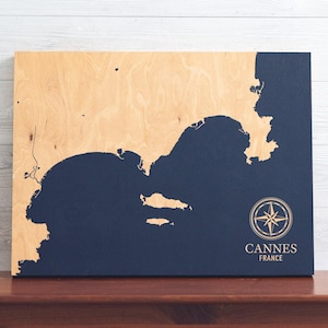 Cannes, France : carte | Enseigne d'art mural en bois gravé avec carte côtière, impression nautique de décoration d'intérieur de maison de plage, cadeau de famille personnalisé unique