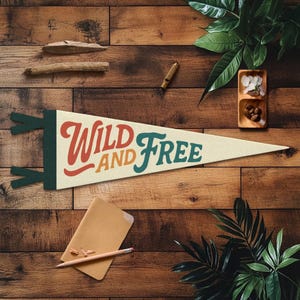 ワイルドで自由なフェルトペナント | ボヘミアン風壁飾り、手作りアドベンチャーバナー、子供部屋サイン、自由な精神の子供部屋アート、インスピレーションあふれるギフトアイデア