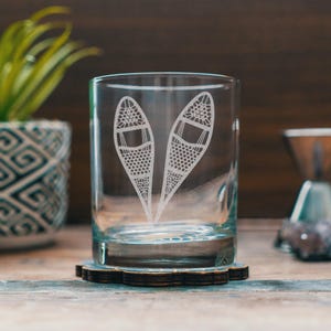 Vintage Schneeschuhe Brille | Personalisierte geätzte Glaswaren für Bier, Whisky, Wein und Cocktails. Winter Schnee Sport Geschenk. Rustikaler Hütten Dekor
