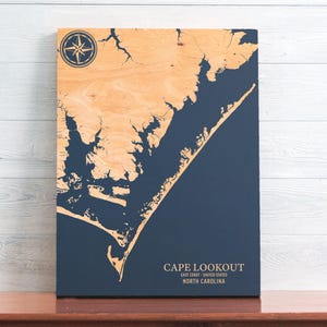 Cape Lookout Karte | "Graviertes Holz Küstenkarte Wand Kunst Zeichen, Strand Wohnkultur nautischen Druck, einzigartiges personalisiertes Geschenk."