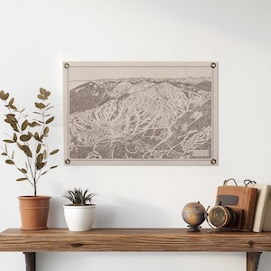 Affiche en feutre de carte du sentier de la montagne Whitefish Montana | cadeau vintage d'art mural de ski et snowboard. Fanion drapeau USA fait main