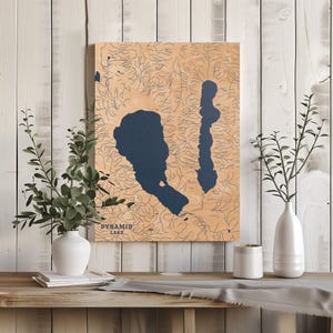 Piramidemeer Nevada | Aangepaste huisdecoratie meerkaart, gepersonaliseerd meerhuiscadeau, jubileumkamp bruiloftscadeau, gegraveerde houten muurkunst