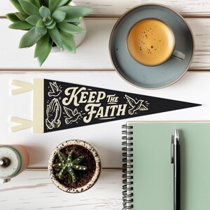 Banderín de fieltro "Mantén la fe" / Decoración religiosa de pared, pancarta inspiradora, letrero cristiano hecho a mano, arte para la habitación que inspira esperanza, idea de regalo basada en la fe. imagen 6