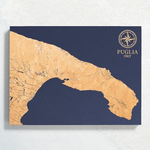 Carte des Pouilles, Italie | Enseigne d'art mural carte côtière en bois gravée, impression nautique de botte de l'Italie de décoration d'intérieur, cadeau de famille personnalisé unique