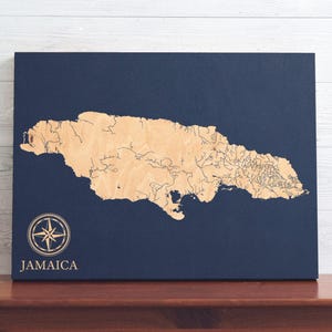 Jamaika Karte | Gravierte hölzerne Küstenkarte Wand-Kunst-Zeichen, Strandhaus-Hauptdekor-Inselleben-Druck, einzigartiges personalisiertes Familiengeschenk