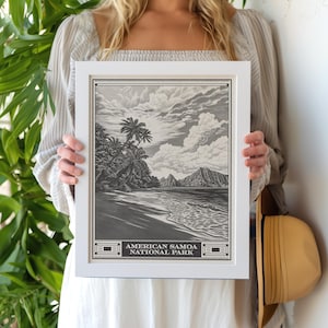 Könnte beinhalten: Eine Schwarzweißillustration einer Strandszene mit Palmen, Bergen und einem Gewässer. Der Text "AMERICAN SAMOA NATIONAL PARK" befindet sich am unteren Rand des Bildes.