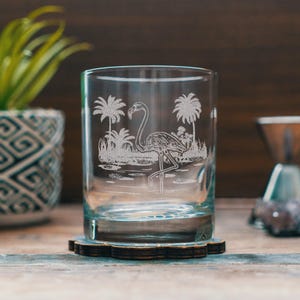 Flamingo Brille | Personalisierte gravierte Bier-, Cocktail-, Whisky-, Weingläser. Tropisches Strandgeschenk. Coastal Living Barware Wohndeko.