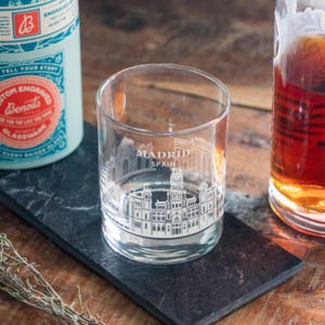 Madrid, Spanien Stadt Skyline graviertes Glas | Hometown Pride Glaswaren, Whisky Rocks Wein & Bier Barware, Reise spezielle Reise Geschenk