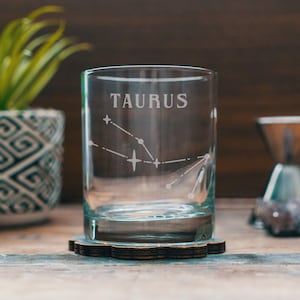 牡牛座の星座が刻まれたグラス | ビール、ウイスキー、ワイン、カクテル、室内装飾、ギフト用のパーソナライズされた占星術の星座グラス