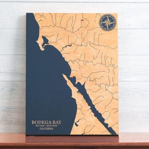 Mappa di Bodega Bay, California / Insegna artistica costiera in legno incisa, decorazione da parete per la casa in stile spiaggia, stampa nautica, regalo unico e personalizzato per la famiglia