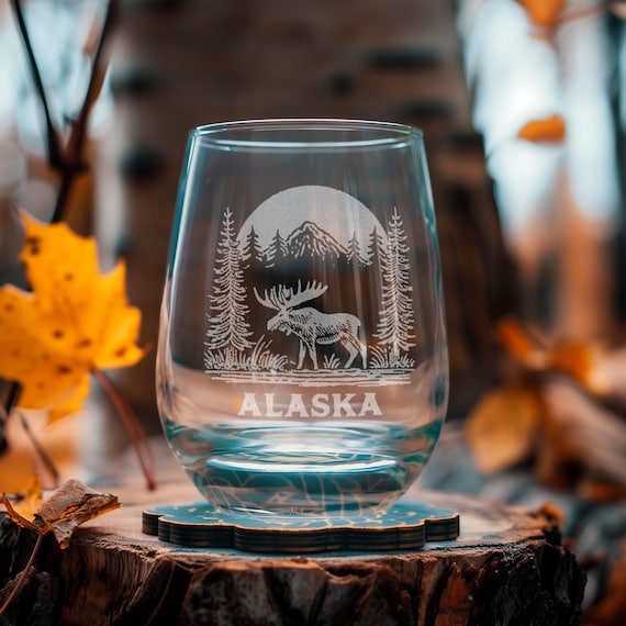 Alaska Elch graviert Zustand Gläser | Malerische Berg & Kiefernwald Gläser, rustikale Wildnis Barware Geschenk für Alaska Wildtier-Liebhaber