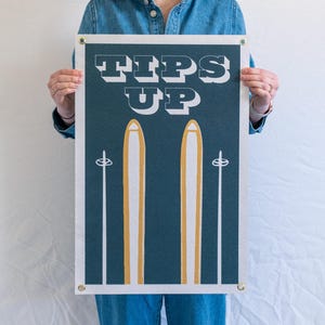 Filcowy baner Tips Up | Plakat w stylu vintage z motywem narciarskim, dekoracja domu w góry, humorystyczna sztuka ścienna, ręcznie robiony prezent z USA, proporczyk z flagą obozową