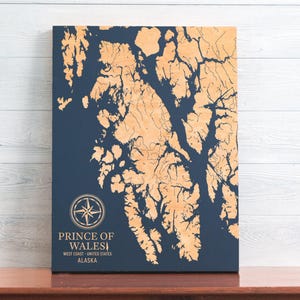 Prince of Wales, Alaska Karte | "Graviertes Holz Küsten Art Zeichen, Wohnkultur Wandbehang, nautischer Druck, einzigartiges personalisiertes Familiengeschenk."