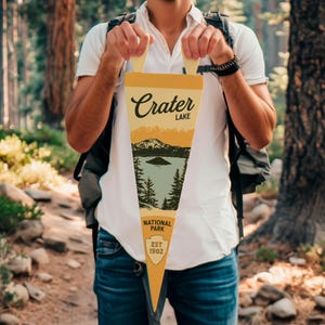 Banderín de fieltro del Parque Nacional del Lago del Cráter / Póster estatal. Tipografía vintage de la bandera de Oregón, decoración del oeste para el hogar. Regalo hecho a mano en EE. UU.