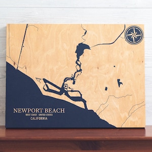 Carte de Newport Beach, Californie | Enseigne d'art côtier en bois gravé, décoration de maison de plage, impression nautique à accrocher au mur, cadeau personnalisé unique