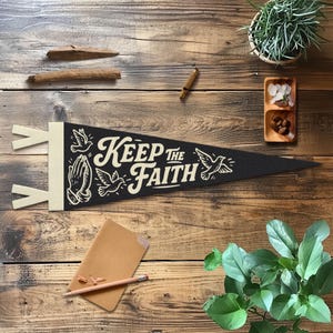 Banderín de fieltro "Mantén la fe" / Decoración religiosa de pared, pancarta inspiradora, letrero cristiano hecho a mano, arte para la habitación que inspira esperanza, idea de regalo basada en la fe. imagen 1