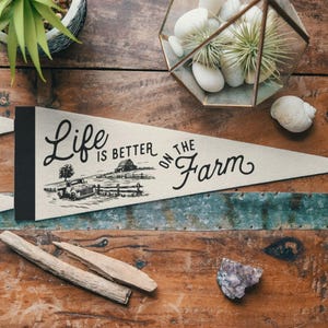 Banderín de fieltro "La vida es mejor en la granja" / pancarta de campamento vintage, decoración rústica inspiradora para el hogar, arte de pared retro para una vida sencilla, regalo para exteriores.