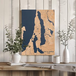 Elch & Fackel Lake Lake | Benutzerdefinierte See Karte Wohnkultur, personalisierte See Haus Geschenk, Jahrestag Hochzeitslager Geschenk, gravierte Holz Wandkunst