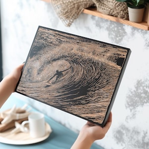 Surfista in una scena di onde a botte, arte murale / tema surf, illustrazione litografica incisa su legno, grande arte murale, stampa sullo stile di vita costiero