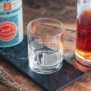 Vasos grabados con el horizonte de Las Vegas, Nevada / Cristalería con orgullo local, artículos de bar para vino y cerveza Whiskey Rocks, regalo especial para viajes