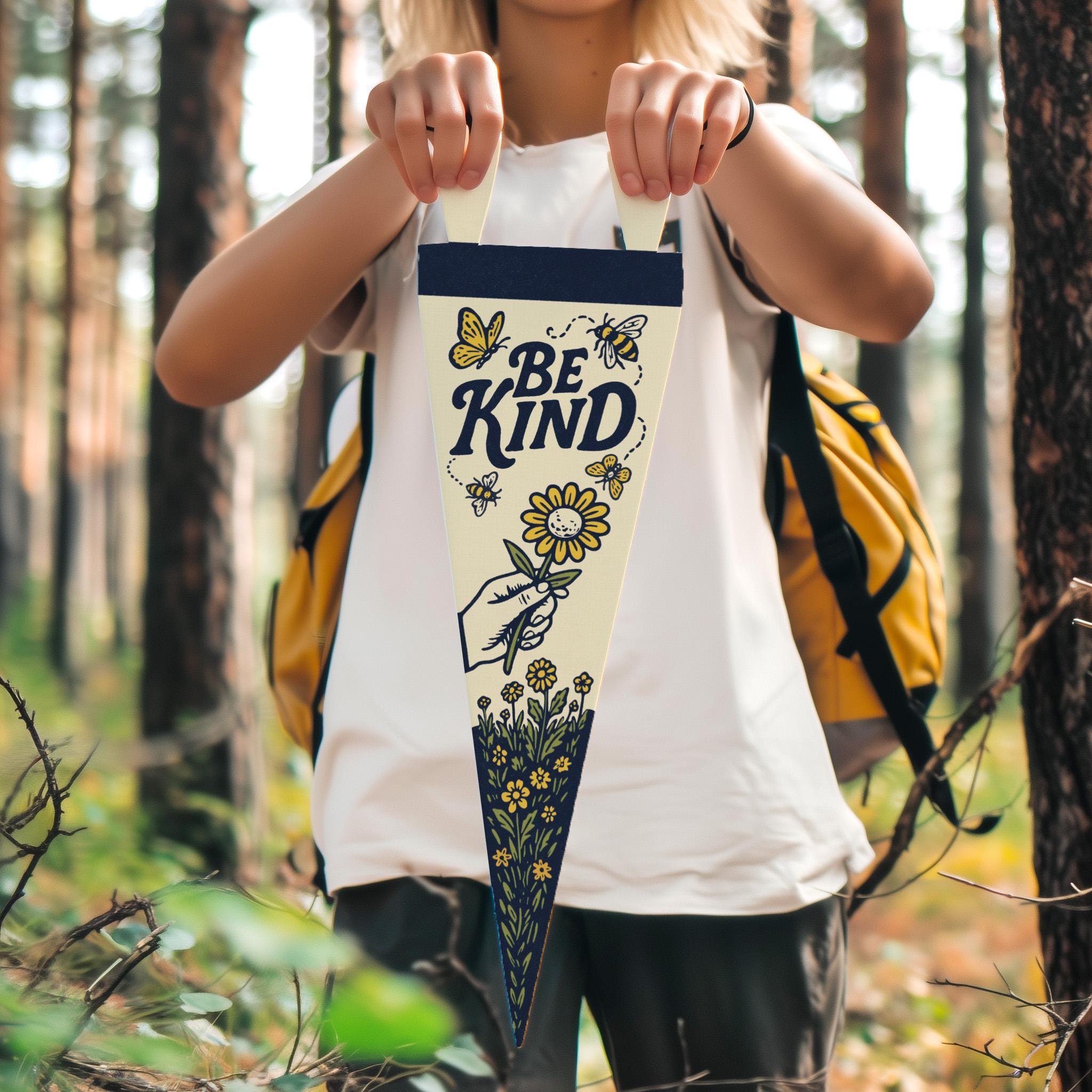 Be Kind Filz Wimpel | Biene und Blumen Wanddekoration, Handgemachte Freundlichkeit Banner, Kinderzimmer Zeichen, Inspiration Kinderzimmer Kunst, Nachdenkliche Geschenkidee