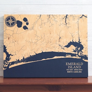 Emerald Island Karte | "Graviertes hölzernes Küstenkarten-Wand-Kunst-Zeichen, Strand-Wohnkultur-nautischer Druck, personifiziertes Familiengeschenk."