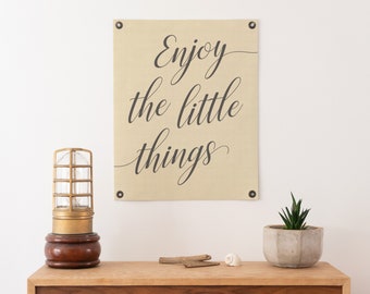 Profitez de la bannière en feutre Little Things | Art mural de style esthétique inspirant. signe d'amour de ferme vintage. Décoration d'intérieur neutre. Cadeau fait main