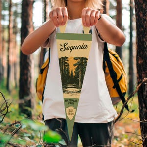 Banderín de fieltro del Parque Nacional Sequoia / Póster estatal. Tipografía vintage de la bandera de California, decoración costera para el hogar. Regalo hecho a mano en EE. UU.