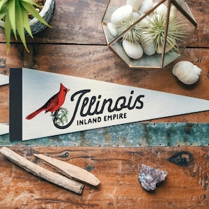 Banderín de fieltro de Illinois / Póster de la bandera del Inland Empire State. Banderín de la bandera de los Cardenales con tipografía vintage para decoración del hogar. Hecho a mano en EE. UU.