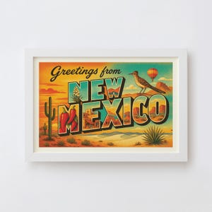 Puede incluir: Una impresión enmarcada de postal vintage con las palabras "Greetings from New Mexico". La imagen presenta un paisaje desértico con cactus, chiles rojos, un correcaminos y un globo aerostático. La paleta de colores incluye naranja, azul y verde.